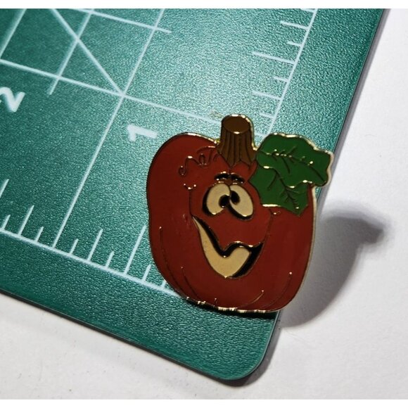 Vintage Pumpkin Enamel Lapel Pin Gold-Tone Backing Halloween fall autumn klein - Picture 3 of 3